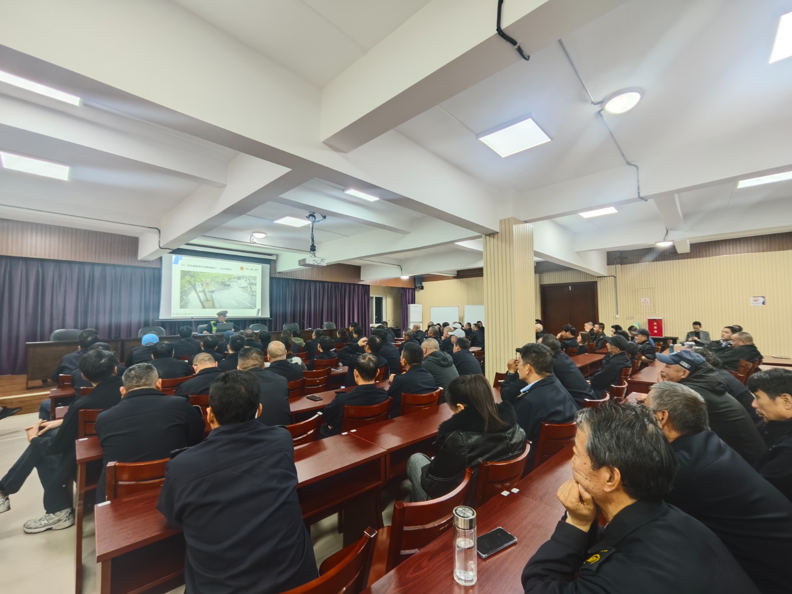 衢州公交開展重點(diǎn)駕駛員交通安全專題培訓(xùn)