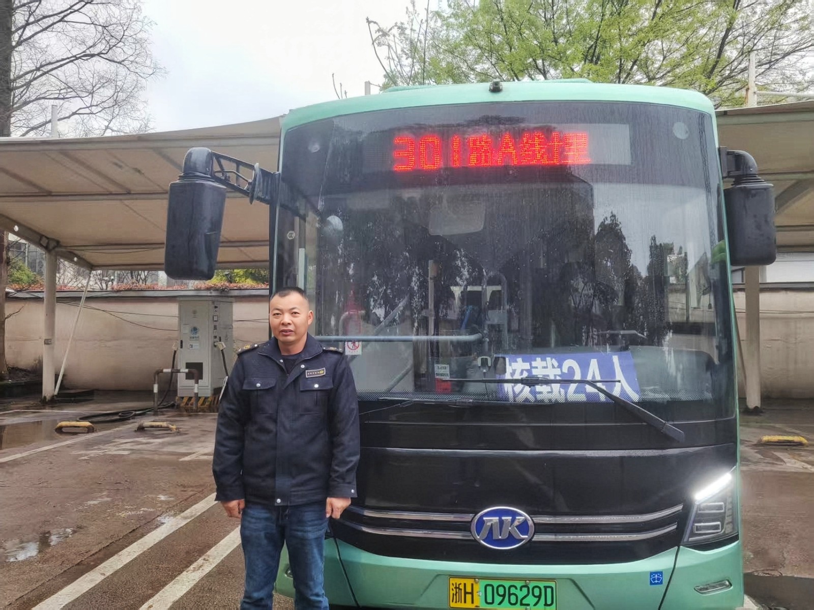 一線風(fēng)采丨衢州公交駕駛員張?zhí)焐脚木戎话l(fā)不適乘客獲贊譽(yù)